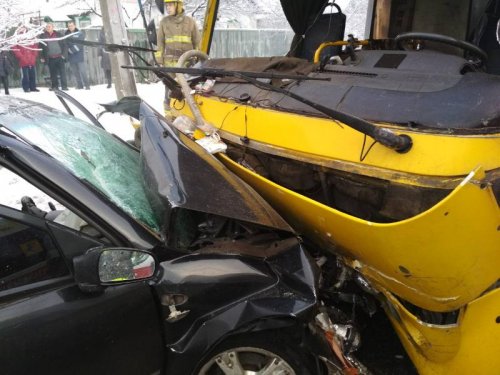 В Мариуполе в результате ДТП с маршруткой пострадало 5 человек 