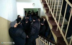 Неизвестные устроили потасовки в суде, где проходит заседание по избранию меры пресечения Труханову 