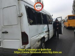 В Киеве маршрутка столкнулась с грузовиком, есть пострадавшие 