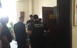 Заммэра Луцка и еще двух чиновников задержали на взятке