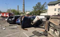 В Днепре фура протаранила более 12 авто на парковке, есть погибший и раненые 