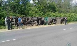 На Луганщине перевернулся грузовик с 20 тоннами гречки 
