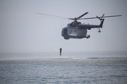 Украинские пограничники отработали прыжки с вертолета в море без парашютов