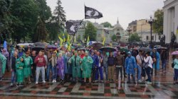 Владельцы авто на «евробляхах» заблокировали движение в центре Киева
