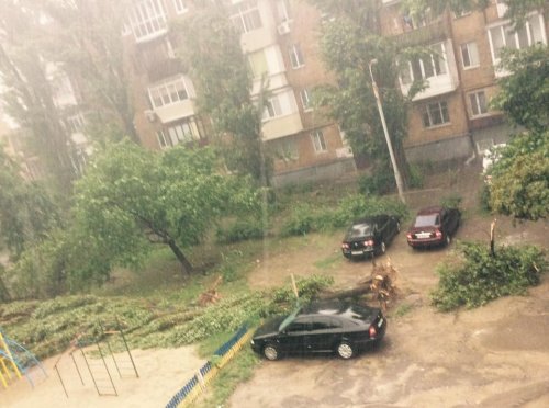 Непогода в Киеве: дождем затопило улицы и подземные переходы