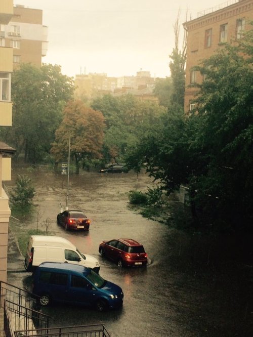 Непогода в Киеве: дождем затопило улицы и подземные переходы