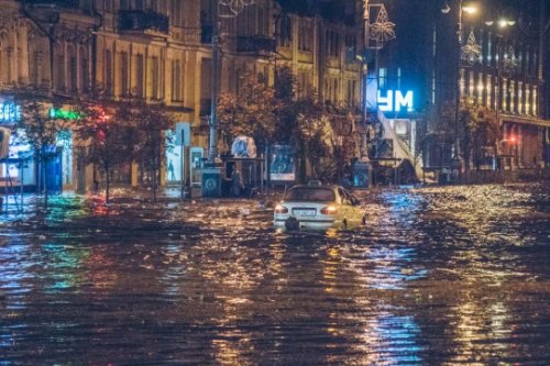Ливень затопил ночной Киев