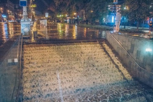Ливень затопил ночной Киев
