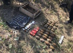 На кладбище в Луганской области нашли тайник с боеприпасами