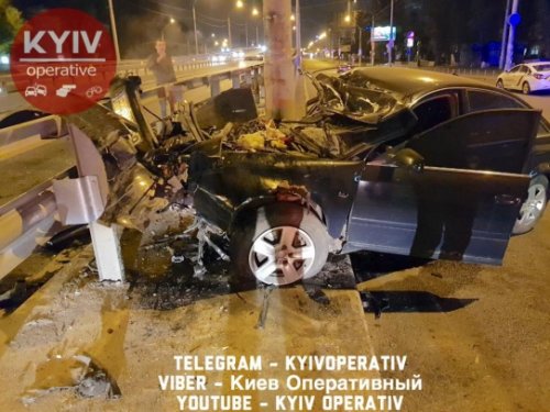 В Киеве пьяный полицейский за рулем врезался в столб