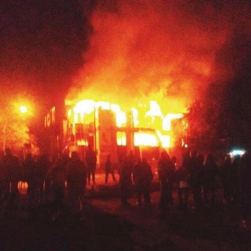В оккупированном Антраците сгорел торговый центр (фото)