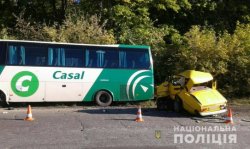 На Харьковщине легковушка столкнулась с автобусом, есть жертвы