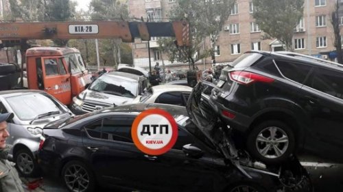 В центре Киева автокран смял 10 авто