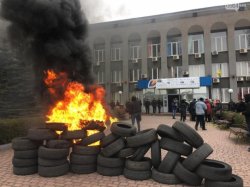 Митингующие подожгли шины под зданием «Криворожгаза»