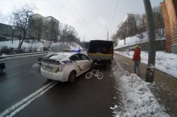 В Киеве авто патрульных врезалось в грузовик