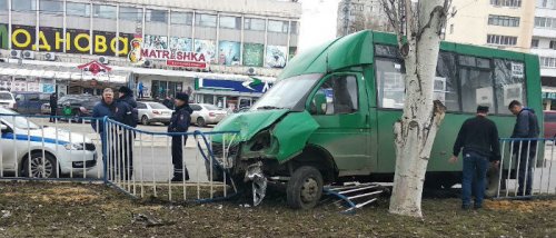 В оккупированном Луганске маршрутка с людьми вылетела на встречку и снесла ограждение