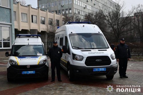Глава полиции Луганщины вручил ключи от новеньких служебных автомобилей сотрудникам изолятора временного содержания