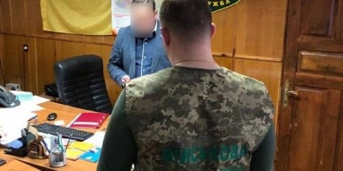 В Станично-Луганском районе поймали на взятке чиновника фискальной службы