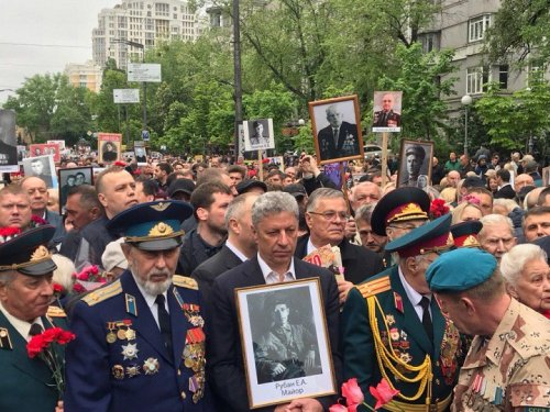 В центре Киева под усиленной охраной проходит марш "Бессмертного полка" 