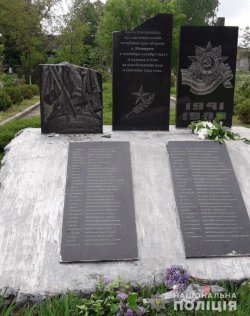 Под Павлоградом неизвестные разбили монумент воинам второй мировой войны