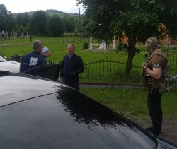 Во Львовской области задержали таможенников при получении взятки