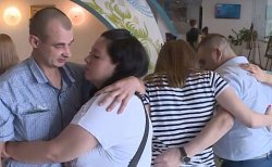 Четверо освобожденных в пятницу из плена боевиков украинцев прилетели в Киев