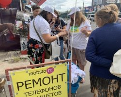 В Киеве агитаторы за мажоритарщиков Зеленского раздавали футболки и кепки