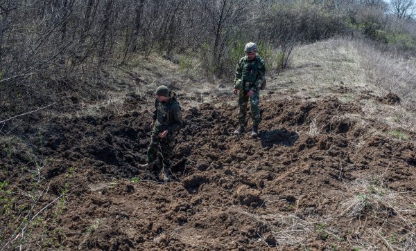 Воронка от артиллерийского снаряда на позициях 93 ОМБР в Луганской области