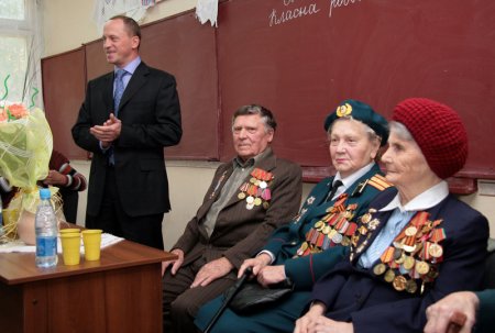 В Луганске Сергей Гундарь, директор завода «Маршал» организовал встречу школьников с ветеранами