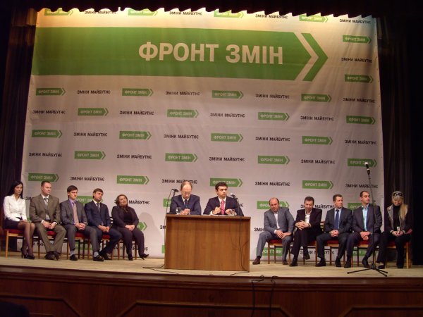 Луганск: Арсений Яценюк презентовал  «Команду перемен» Игоря Лиски