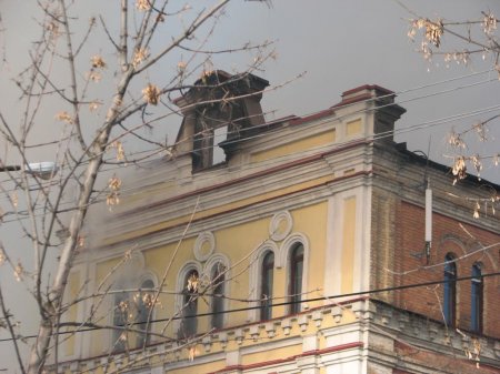 Пожар в луганской поликлинике №7 до сих пор не потушен (фото, видео)