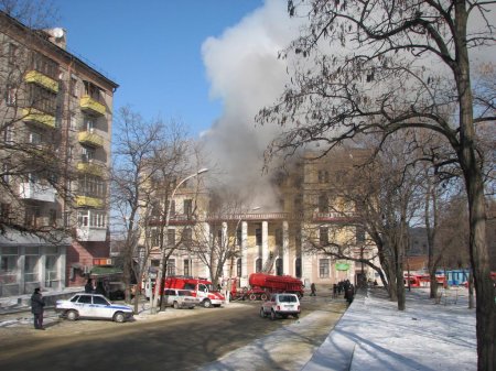 Пожар в луганской поликлинике №7 до сих пор не потушен (фото, видео)