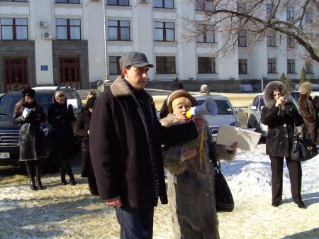 В Луганской области митинг протеста убедил власть искать копромисс