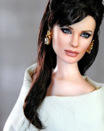 В продаже появились куклы-знаменитости: Джонни Депп, Анджелина Джоли и Шер
