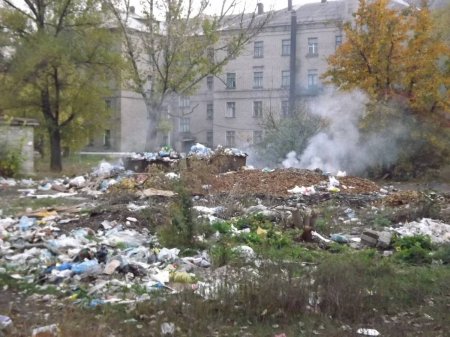 В Луганской области Молодгвардейск утопает в мусоре и грязи при полном бездействии городских и областных властей