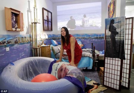 Американская художница родила сына в стеклянной комнате бруклинской галереи