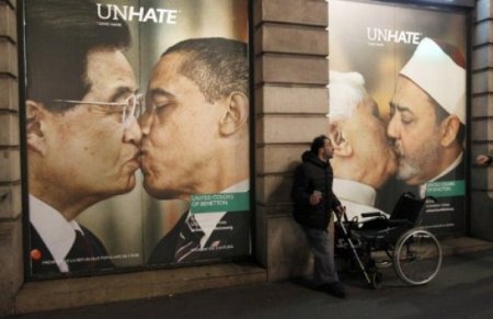 Обама и президент Китая целуются в центре Парижа