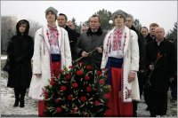 В Луганске руководители области (кроме Голенко), БЮТ, УНП и Фронт Змін почтили память жертв голодоморов