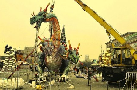 В центре Харькова красуется 20-метровый огнедышащий треглавый дракон