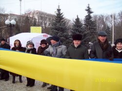 В Луганске оппозиция развернула 40-метровый флаг Украины