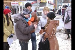 Луганчане учились слушать сердцем и говорить руками: о любви горожанам рассказывали на языке глухих студенты ЛНУ
