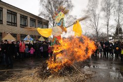 Сергей Горохов и жители Жовтневого района проводили масленицу веселым гулянием