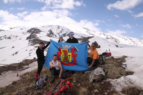 Флаг Луганска водрузили на вершину Эльбруса