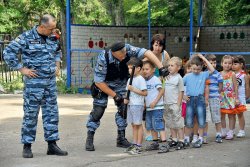 В Луганске бойцы батальона «Беркут» показали детям, как надо действовать в случае массовых беспорядков и дали подержать настоящее оружие