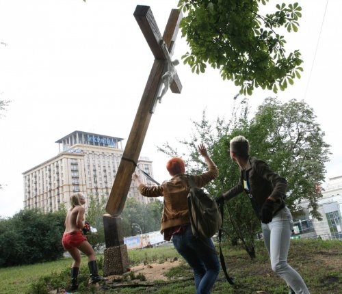 FEMEN спилили деревянный крест на Майдане Незалежности в знак поддержки Pussy Riot