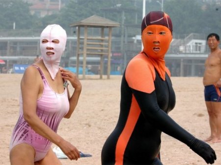 Китаянки превратились в фантомасов, одев купальники для лица