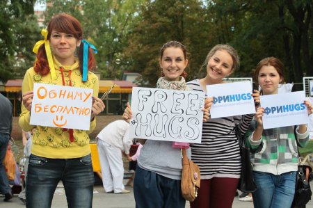 В Луганске прошел "обнимательный" флешмоб
