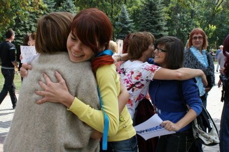 В Луганске прошел "обнимательный" флешмоб