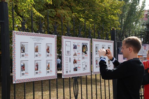 В центре Луганска презентовали уличную дизайн-галерею «Ритмы и линии современного дизайна»