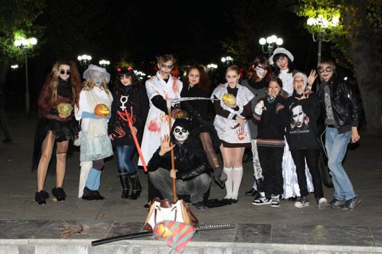 На Хеллоуин в Луганске молодежь устроила веселый праздник